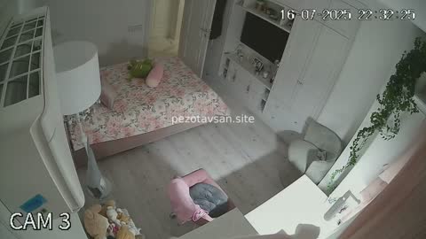 Evde çıplak genç kız part 1- 2