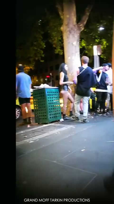Kamusal Alanlarda Seksi Ergen Kızlarının Böyle Giyinmesine İzin Veren Tüm Babalar